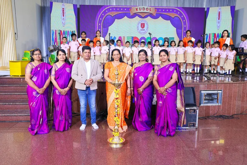 Teachers and guests light the lamp to open the programme