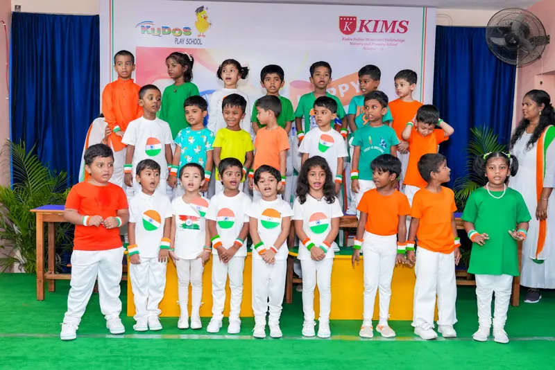 A class in saffron, white and green